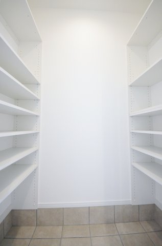伴中央二丁目の収納|玄関横には、靴だけでなくベビーカーやアウトドア用品、ゴルフバッグも丸ごと収まる大容量のシューズインクローゼットがあります
