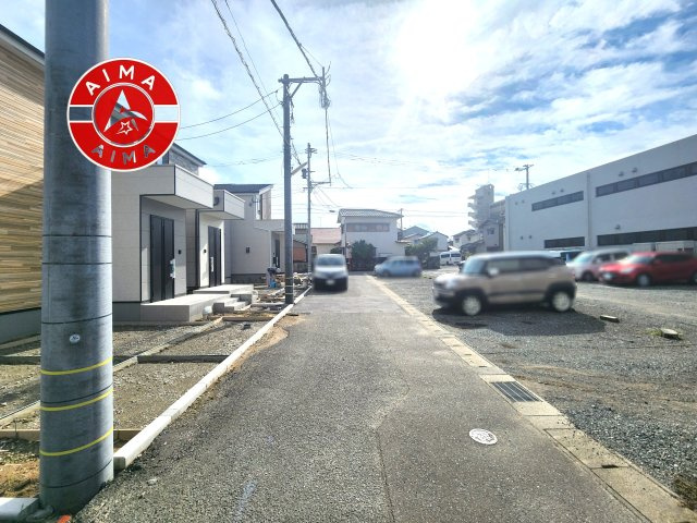 筑紫野市二日市南2丁目第1-3棟（1号棟）　の前面道路含む現地写真|前面道路は閑静な住宅地をはしる車通りの少ない道路。お車の出し入れが苦手なママや小さなお子様にも安心ですね。しっかり舗装もされているので、ベビーカーや自転車で通っても快適に通行できます。