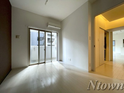 【洋室】 | FIRST RESIDENCE SAKAE(ファーストレジデンス栄) | こちらの居間で趣味の時間をお楽しみください