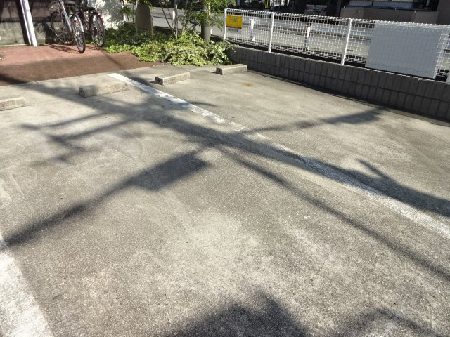 レッセ・フェール新在家の駐車場