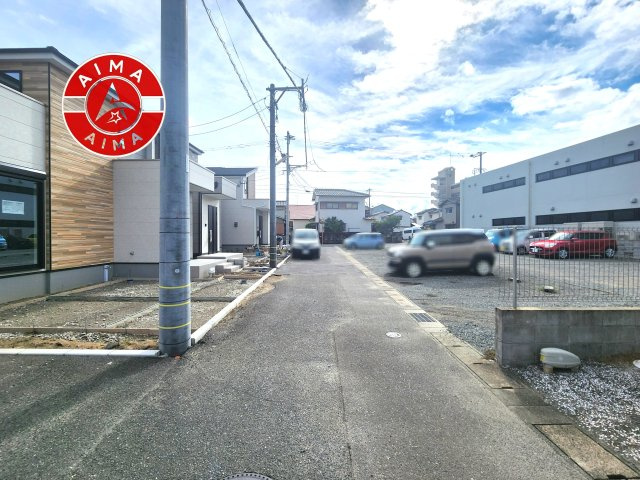 筑紫野市二日市南2丁目第1-3棟（2号棟）　の前面道路含む現地写真|前面道路は閑静な住宅地をはしる車通りの少ない道路。お車の出し入れが苦手なママや小さなお子様にも安心ですね。しっかり舗装もされているので、ベビーカーや自転車で通っても快適に通行できます。