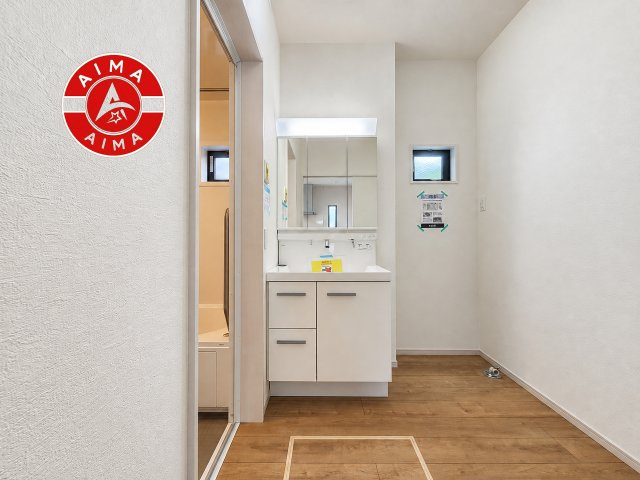 筑紫野市二日市南2丁目第1-3棟（3号棟）　の独立洗面台|毎日使うものだから清潔な空間を保ちたい水回り。洗面にはそんな願いを解消させてくれる収納アイデアが満載です。三面鏡の裏側にはキャビネットが現れ小物から背の高い物まで収納できます。