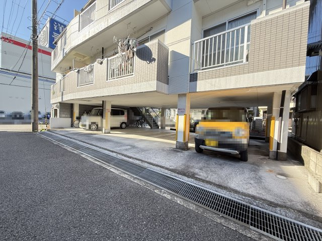 リバティハウスの駐車場