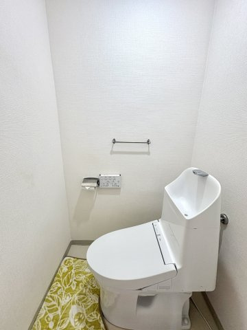 新成増ハイツのトイレ|すっきりとしたシンプルな空間。
お好みの突っ張り棚やインテリアを配置して、自分らしくアレンジできます。