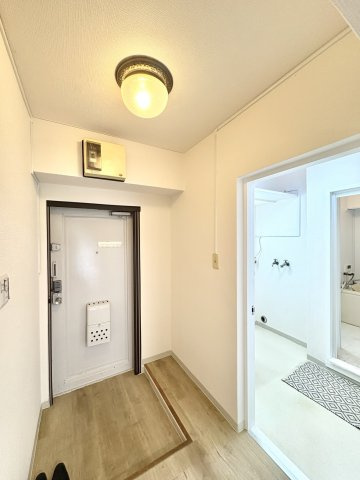 新成増ハイツの玄関|すっきりとした開放感のある玄関。
お好みのシューズラックやインテリアを自由に配置して楽しめます。