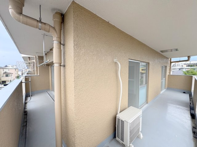新成増ハイツのバルコニー|無駄な凹凸がなく、すっきりとした使いやすいバルコニー。
心地よい風を感じながら開放感を味わえます。