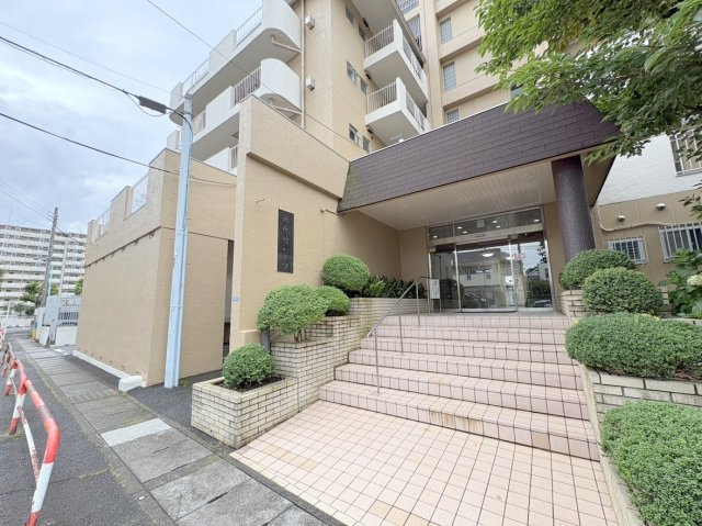 新成増ハイツのエントランス|無駄のないすっきりとした佇まいの共用エントランス。
落ち着いた暮らしを予感させる、綺麗な空間です。