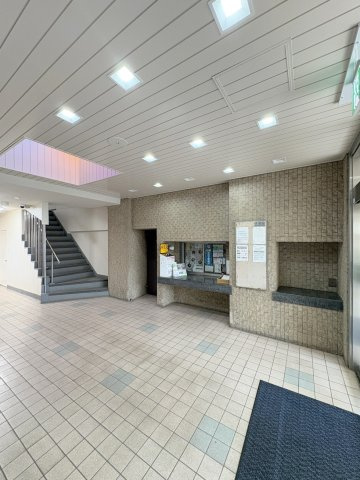 新成増ハイツのエントランス|清潔に保たれた、管理の良さがうかがえるエントランス。
住まう人を心地よく迎え入れる、安心の空間です。