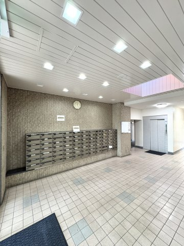 新成増ハイツのエントランス|毎日気持ちよく行き来できるエントランス。
隅々まで手入れが行き届いており、日々の安心感を高めます。