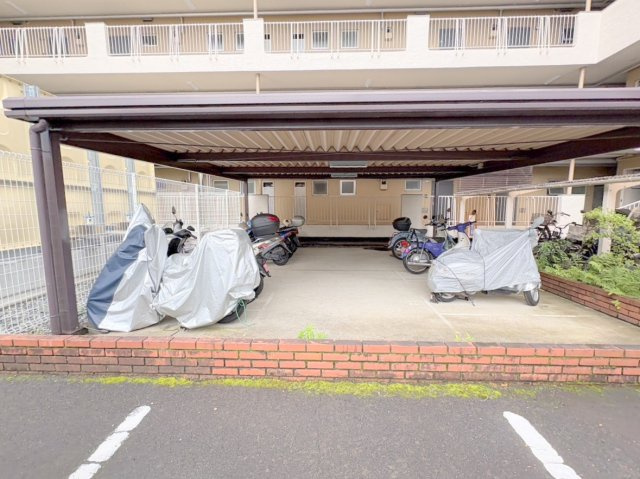 新成増ハイツのその他共用部分|大切な自転車を雨風から守る屋根付きの駐輪場。
敷地内にしっかり確保されているため、日々の利用も安心です