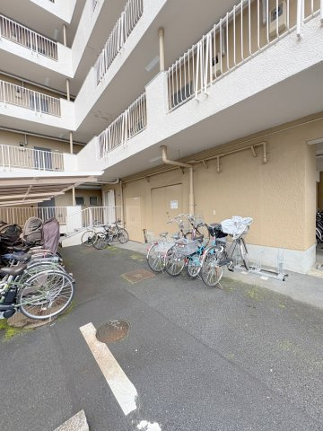 新成増ハイツのその他共用部分|大切な自転車を雨風から守る屋根付きの駐輪場。
敷地内にしっかり確保されているため、日々の利用も安心です