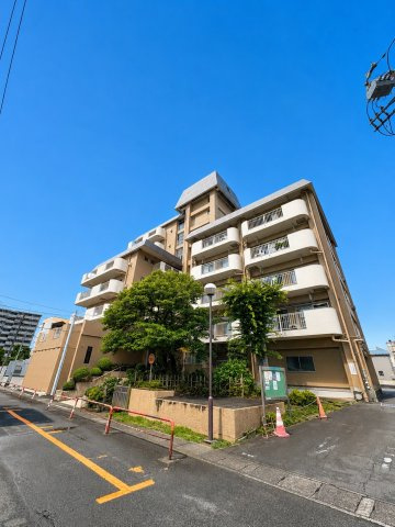 新成増ハイツの外観|青空に映える、すっきりとした印象の外観。
周囲に圧迫感がなく、心地よい光と風を感じられる佇まいです。