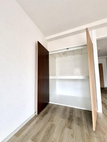 新成増ハイツの収納|使い方次第で自由にアレンジできる収納スペース。
収納ケースなどを組み合わせれば、自分仕様に変身します。