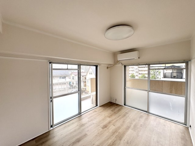 新成増ハイツの洋室|ゆったりとした広さを確保した洋室。
大きめのベッドも配置しやすく、落ち着いたプライベート空間です。