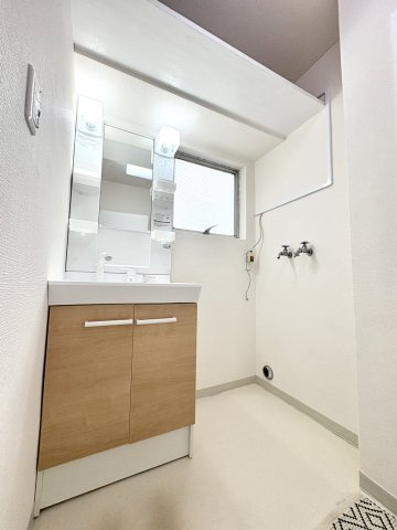 新成増ハイツの独立洗面台|収納力のある洗面化粧台。
朝の忙しい身支度もスムーズにこなせる機能的なデザインです。