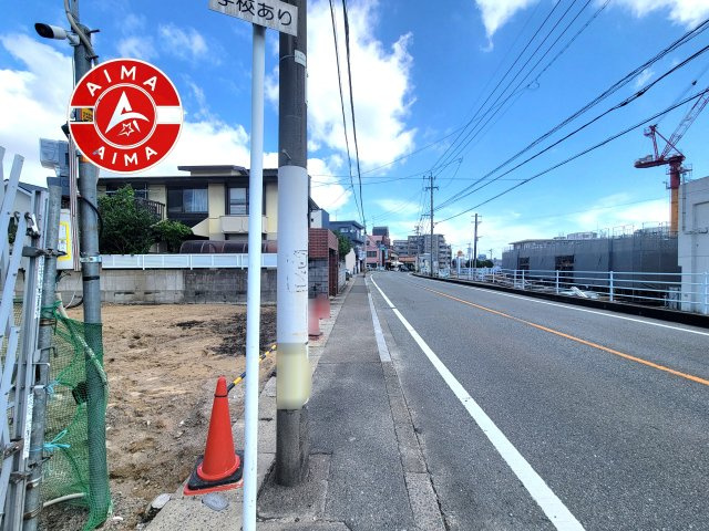 春日市若葉台西4丁目第2-1棟（1号棟）　の外観|前面道路含む現地の写真です。