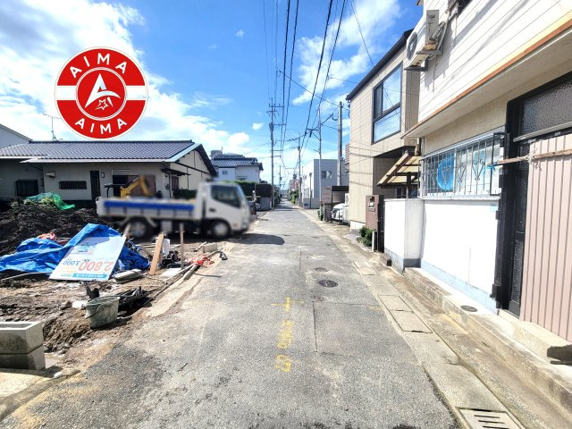 福岡市南区井尻3丁目第2-2棟（2号棟）　の前面道路含む現地写真|前面道路は閑静な住宅地をはしる車通りの少ない道路。お車の出し入れが苦手なママや小さなお子様にも安心ですね。しっかり舗装もされているので、ベビーカーや自転車で通っても快適に通行できます。
