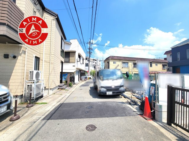S・福岡市南区井尻3丁目第2-2棟（2号棟）　の前面道路含む現地写真|前面道路は閑静な住宅地をはしる車通りの少ない道路。お車の出し入れが苦手なママや小さなお子様にも安心ですね。しっかり舗装もされているので、ベビーカーや自転車で通っても快適に通行できます。
