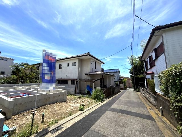 2階リビング　南向きのワイドバルコニーの前面道路含む現地写真|前面道路