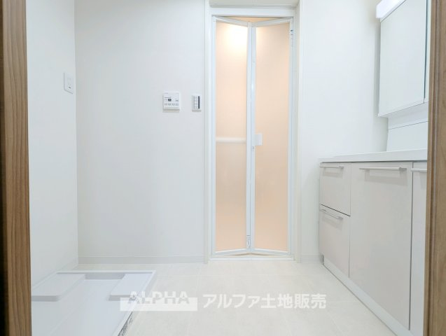 リーベスト青梅新町の独立洗面台|【Powder room】
◆独立洗面台◆朝の身支度や帰宅後の手洗いも快適に行える独立洗面台。収納スペースも備えており、洗面用品をすっきり整理できる使い勝手の良い空間です。