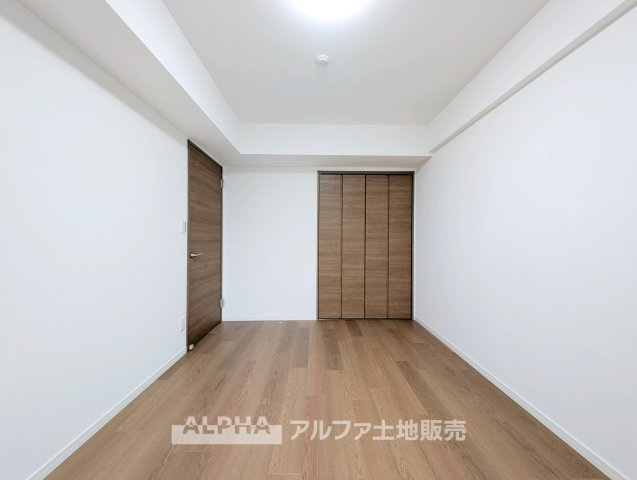 リーベスト青梅新町の洋室|【comfort room】
◆落ち着きのある室内◆寝室としても子ども部屋としても使いやすく、暮らしの変化にも対応できる空間。日々の時間を穏やかに過ごせます。