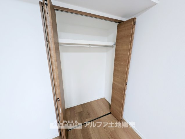 リーベスト青梅新町の収納|【multi room】
◆多用途に使える一室◆収納やワークスペースとしても活用できる洋室。家族構成やライフスタイルに合わせて柔軟に使える空間です。