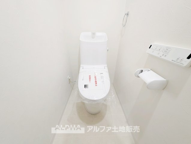 リーベスト青梅新町のトイレ|【Warm water flush toilet】
◆温水洗浄便座付きトイレ◆お掃除も楽々。快適に過ごすためには今や欠かせない設備の一つです。壁掛けリモコンで使いやすくいつでも清潔に保てます。