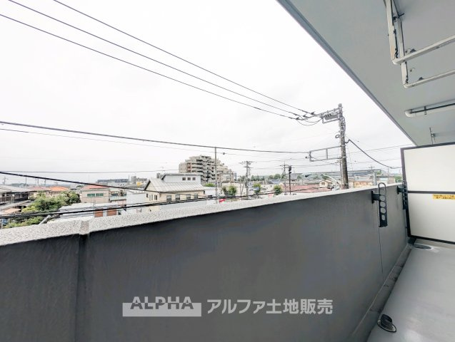 リーベスト青梅新町のバルコニー|【Balcony】◆バルコニー◆日当たりの良いバルコニーは、洗濯物がよく乾くだけでなく、外の空気を感じながらひと息つける場所。暮らしに心地よい余白をもたらします。