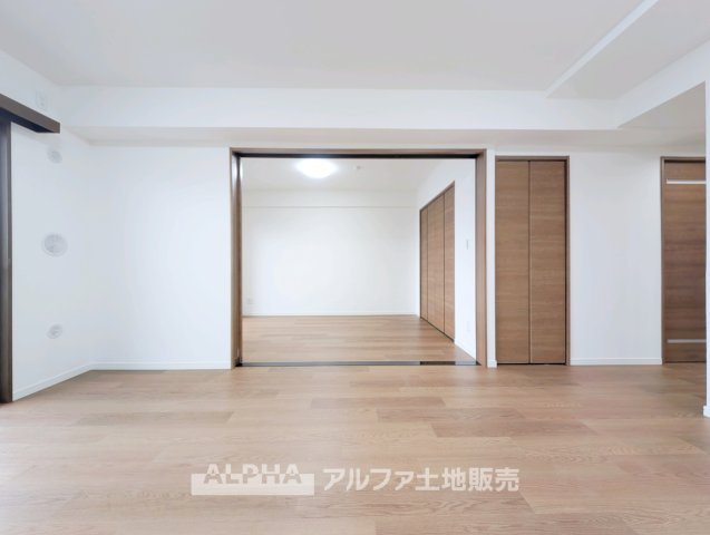 リーベスト青梅新町の居間・リビング|【A place that feels right】◆自然と人が集まる◆
広がりを感じる住空間と、手触りのある落ち着いた雰囲気。
ここで重ねる毎日が、暮らし方そのものを静かに変えていく。