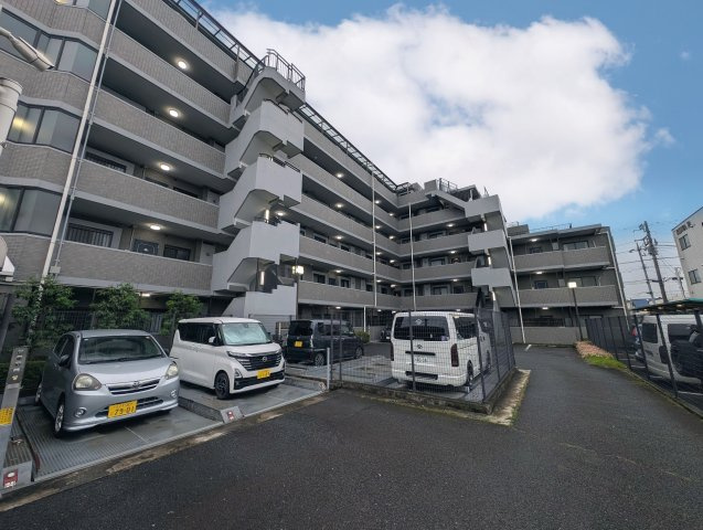 リーベスト青梅新町の外観|【A cozy space】◆余白のある暮らし◆
人を招いても、ひとりで過ごしても心地よい住空間。
温もりを感じるこの場所が、暮らしの輪郭をやさしく描いていく。