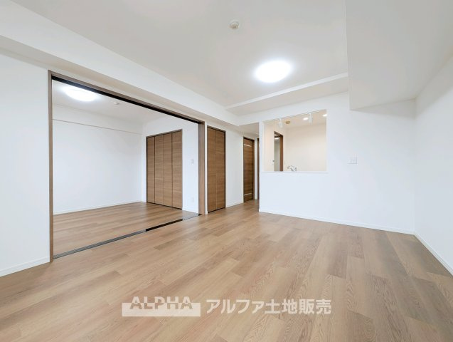 リーベスト青梅新町の居間・リビング|【Daily Scene】
◆暮らしをつなぐ場所◆
「おはよう」から「おやすみ」まで、一日のさまざまな時間が交差するリビング。家族の何気ない毎日を、心地よく支える空間です。