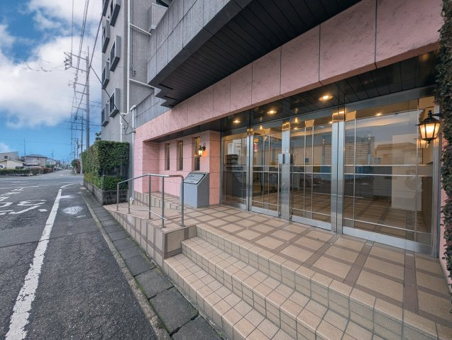 リーベスト青梅新町のエントランス|【Entrance Design】
◆玄関◆出入りのたびに気持ちが整うような落ち着きある玄関空間。シンプルな構成で使いやすく、住まい全体の印象をやわらかく引き立てます。