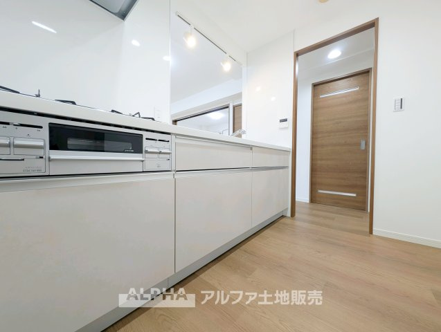リーベスト青梅新町のキッチン|【Daily Comfort】
◆毎日を整える空間◆使いやすさに配慮されたキッチンは、料理をする時間まで楽しく感じられる場所。暮らしのリズムに自然と馴染み、心地よい日常を演出します。