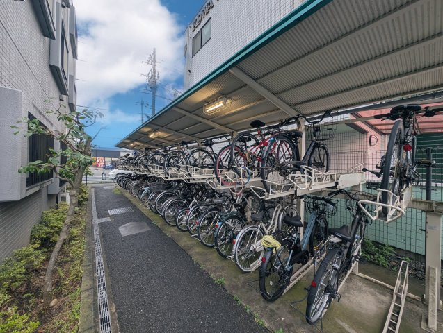 リーベスト青梅新町の駐輪場|【Bicycle parking】
◆駐輪場◆を敷地内に設置。自転車の保管を適切に管理し、日々の移動に快適さと安心をもたらします。