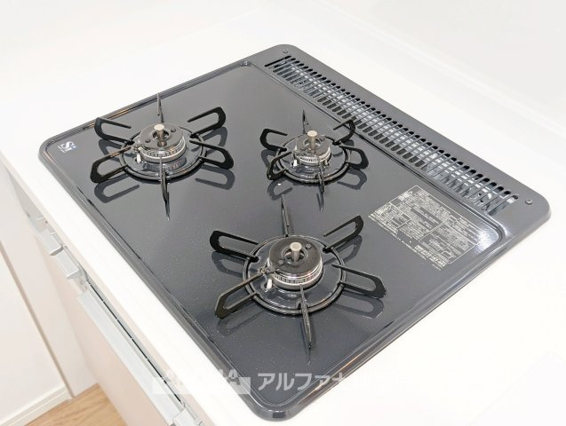 リーベスト青梅新町のキッチン|【gas stove】◆ガスコンロ◆使い勝手に配慮されたガスコンロを備えたキッチン。火力調整がしやすく、毎日の調理がスムーズに進み、家事の時間を心地よく支えてくれます