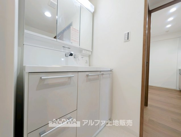 リーベスト青梅新町の独立洗面台|【Powder room】
◆独立洗面台◆洗顔やヘアセットなど毎日使う場所だからこそ、使いやすさに配慮された設計。収納力もあり、すっきりとした空間で気持ちよく一日を始められます。