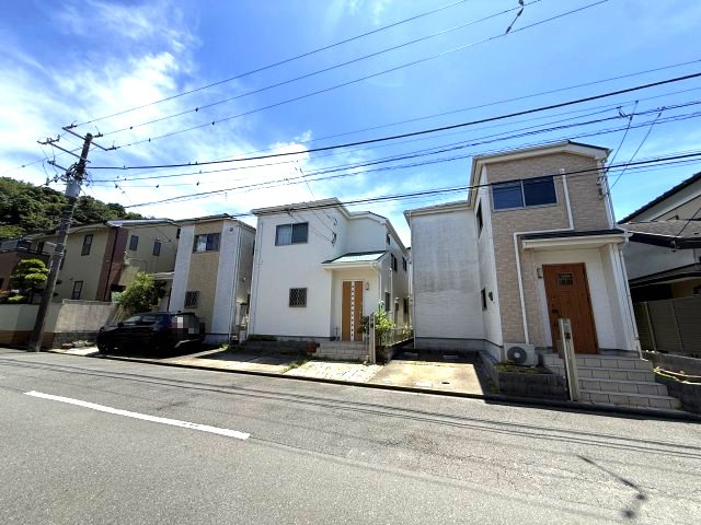 2路線3駅利用可　バス停徒歩1分の外観|陽当良好（向かって右）