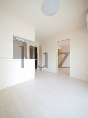フォレストヨコハマの居間・リビング|きれいなフローリングのお部屋です！
