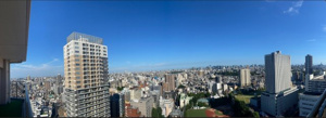 【展望】 | 青空と街並みを一望できる伸びやかな眺望空間！高層階ならではの開けた視界と心地よい風を感じながらリフレッシュできます。日差しもしっかり届くため、毎朝の洗濯や日常の憩いの時間にゆとりが生まれます♪