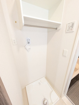 洗濯機置き場の上の棚は便利です。