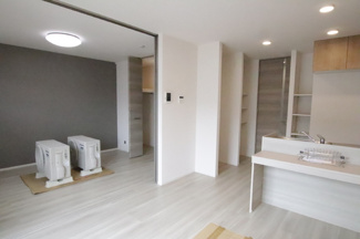 LDKと横の洋室も繋げて利用できます。家具のレイアウトも多数♪（建築中）