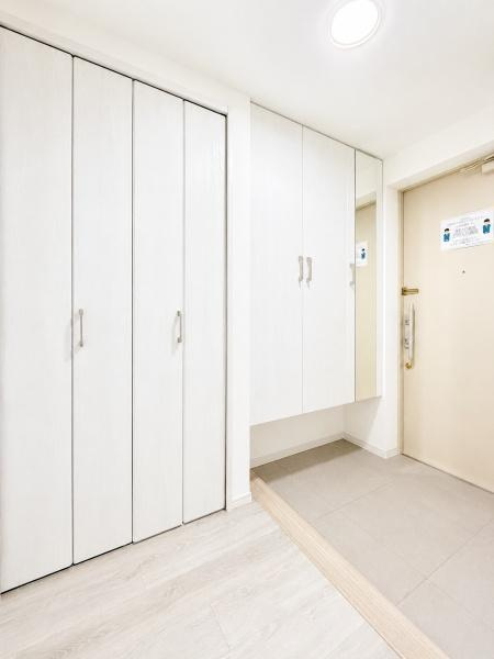 クリオ磯子弐番館の玄関|収納豊富な玄関です。
この明るい玄関が気持ちよく家族を迎え入れます♪