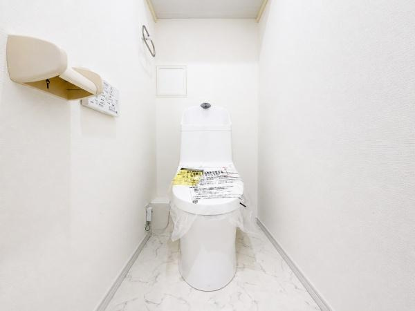クリオ磯子弐番館のトイレ|清潔感のある内装のすっきりとしたデザインのトイレです。
水周りが綺麗だと安心ですね。
