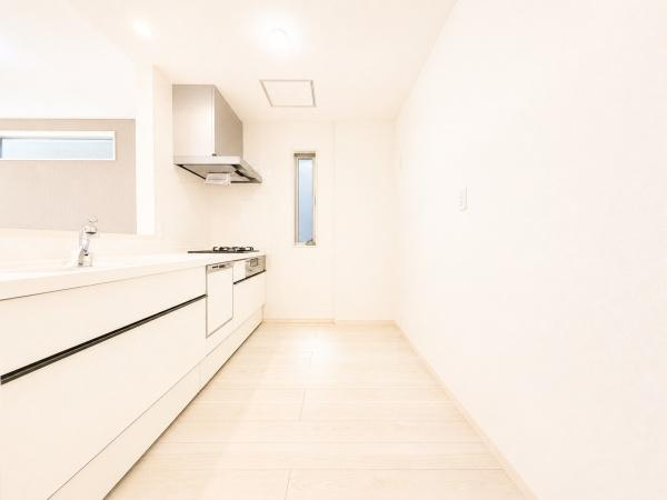 横浜市泉区中田東２丁目の新築一戸建のキッチン|広々としたキッチンは、
落ち着いて料理が出来ます！