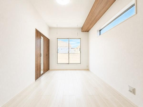 横浜市泉区中田東２丁目の新築一戸建の洋室|広さも十分で窓からの光が嬉しい洋室です。