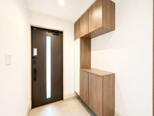 横浜市泉区中田東２丁目の新築一戸建の玄関|この明るい玄関が気持ちよく迎え入れてくれます。
