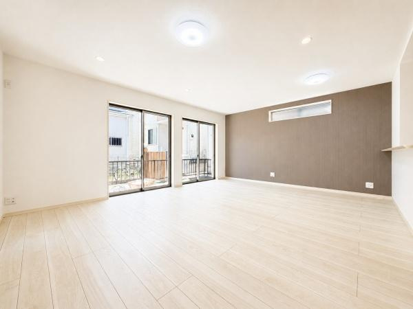 横浜市泉区中田東２丁目の新築一戸建の居間・リビング|自慢したくなるリビング！
形も良く家具の配置にも困りません。