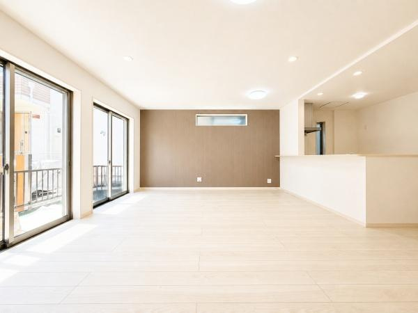 横浜市泉区中田東２丁目の新築一戸建の居間・リビング|LDKは窓が多く、陽当たり通風良好です。