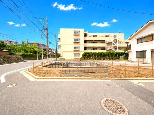 横浜市鶴見区東寺尾１丁目の新築一戸建の前面道路含む現地写真|前面道路が広いので、安心して駐車可能です！
是非現地へお越しください。