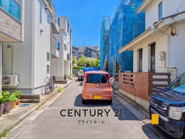横浜市鶴見区東寺尾１丁目の新築一戸建の前面道路含む現地写真|前面道路が広いので、安心して駐車可能です！
是非現地へお越しください。